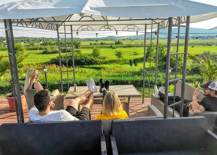Chateau Vincze Отель *