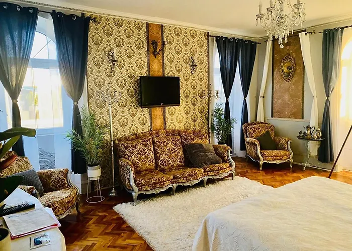 Chateau Vincze Отель *